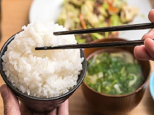 Chiêm bao thấy ăn cơm bên ngoài cần phải cận thận với các mối quan hệ bên ngoài