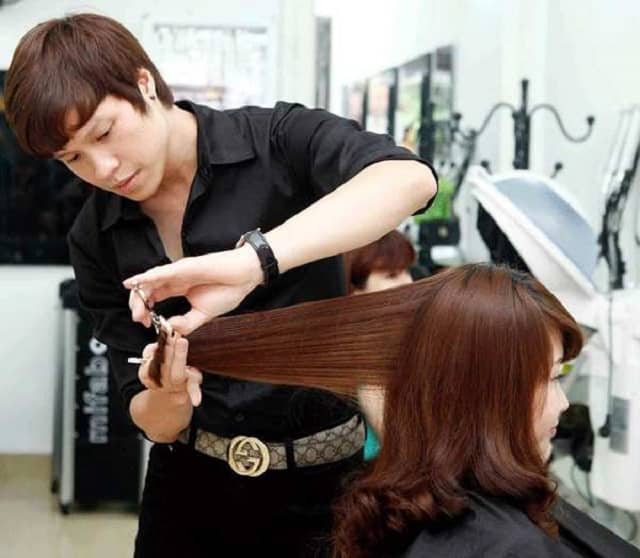 Chiêm bao thấy cắt tóc cho người khác báo hiệu sự hao hụt tài chính