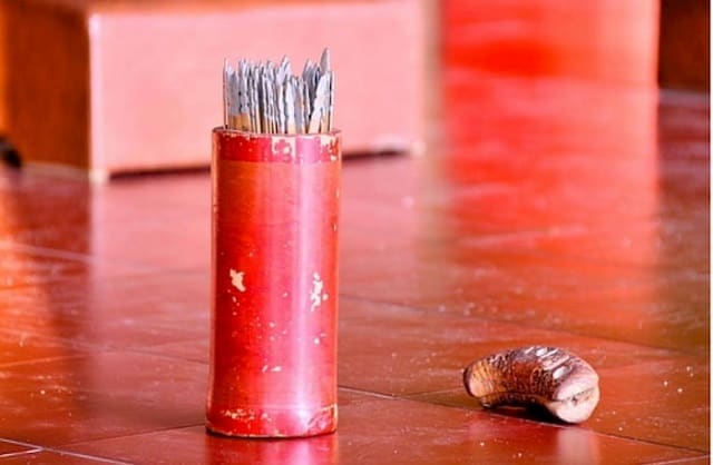 Xin số may mắn từ Ông Địa - Thần Tài nhờ lên đồng
