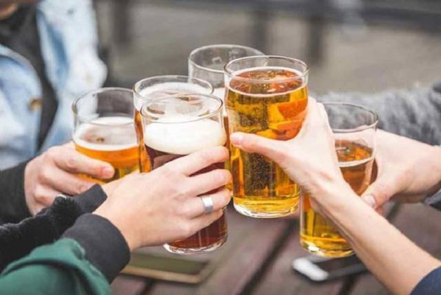 Chiêm bao nhìn thấy đang uống bia ẩn chứa nhiều ý nghĩa