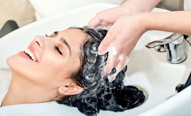 Chiêm bao thấy gội đầu thường báo hiệu nhiều vấn đề trong cuộc sống