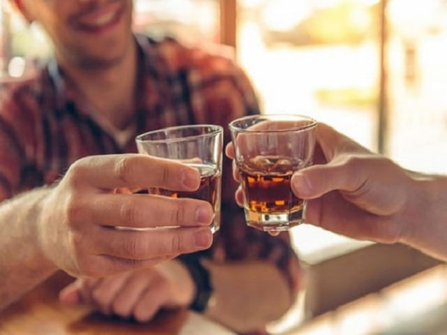 Chiêm bao thấy rượu đổ vào người báo hiệu bạn sắp biết được một sự thật nào đó