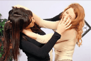 Chiêm bao thấy bạn đánh ghen báo hiệu mối quan hệ của bạn đang gặp vấn đề