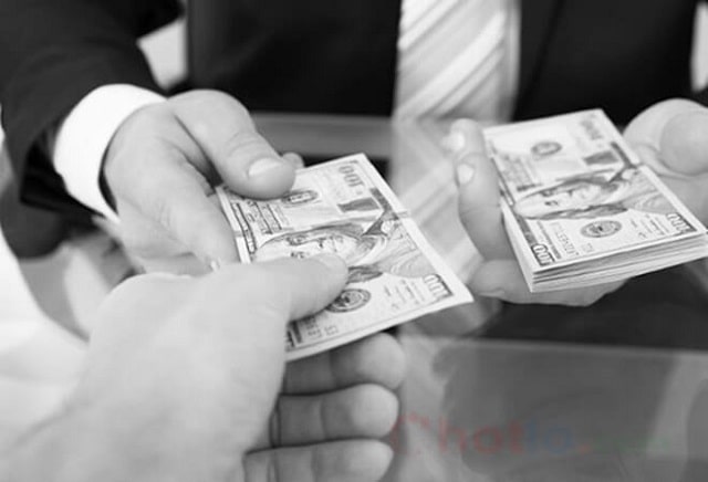 Chiêm bao mượn tiền của bạn bè báo hiệu tình hình tài chính của bạn đang gặp vấn đề