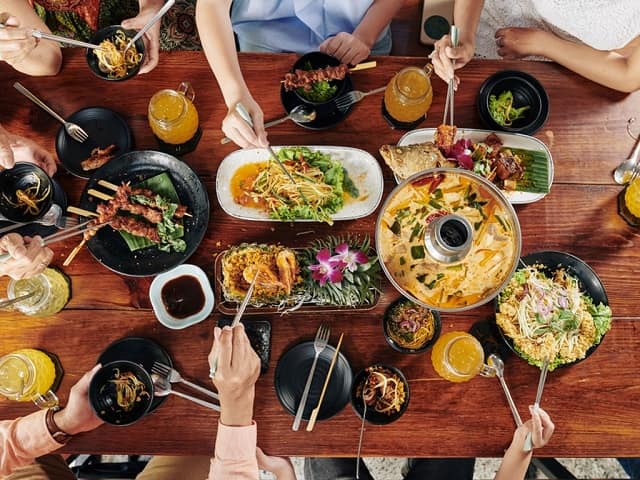 Mơ thấy ăn cỗ mang ý nghĩa gì? Nên đánh con lô bao nhiêu?